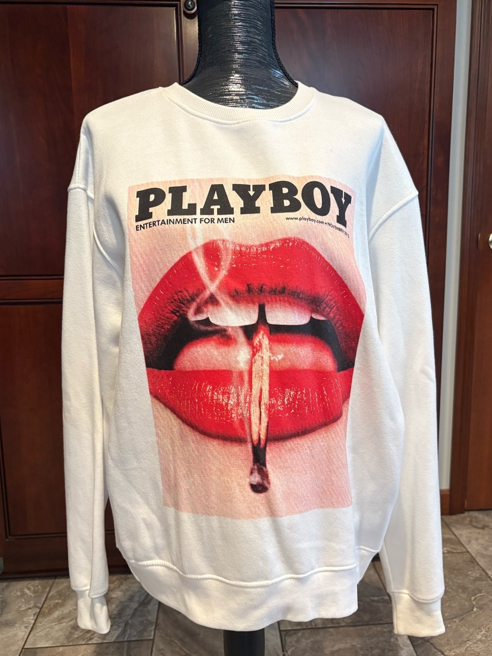 Missguided + White Crewneck Sweatshirt with Red Lip Graphic